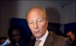 Brice Hortefeux, ministre de l'Immigration, de l'Intégration, de l'Identité nationale et du Codéveloppement, évalue à "entre 200.000 et 400.000" le nombre d'étrangers clandestins en France.