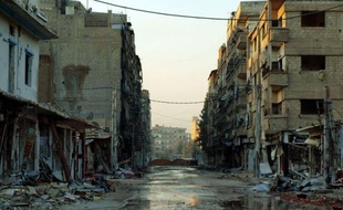 L'armée syrienne bombardait lundi plusieurs localités proches de Damas, tandis que des renforts militaires affluaient vers Daraya, une banlieue que l'armée tente de reprendre aux rebelles depuis plusieurs semaines, arapporté une ONG syrienne.