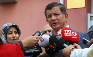 Le Premier ministre turc, Ahmet Davutoglu, le 7 juin 2015 lors d'une conférence de presse à Konya, au sud de la Turquie