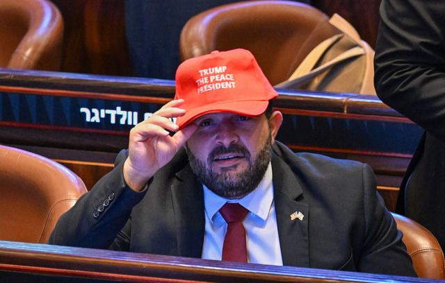 Des casquettes « Trump le Président de la Paix » ont été aperçues dans la Knesset, qui s’est donc parée aux couleurs MAGA.