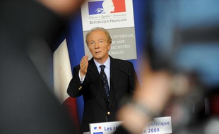 Brice Hortefeux présente les résultats de la politique de sécurite en 2009, au ministère de l'Intérieur, à Paris, le 14 janvier 2010.