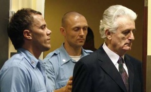 L'ancien chef des Serbes de Bosnie comparaît notamment pour génocide.