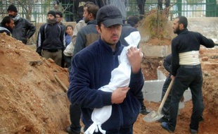 La famine décime le camp palestinien de Yarmouk à Damas dont les 18.000 habitants subissent depuis des mois un siège impitoyable de l'armée syrienne conduisant certains, selon des témoignages recueillis via internet, à se nourrir de chiens et de chats.