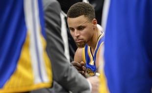 Stephen Curry est passé à côté lors de la défaite de Golden State à San Antonio, le 19 mars 2016.