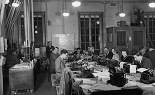 Des journalistes au siège de l'agence Havas en 1930 à Paris