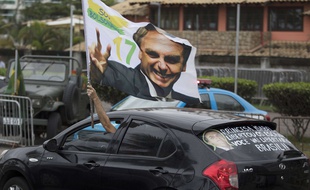 Des supporters de Jair Bolsonaro devant la résidence du nouveau président à Rio de Janeiro, au Brésil, le 29 octobre 2018.
