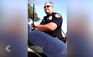 Un policier pète les plombs (et une vitre) - Le Rewind (vidéo)