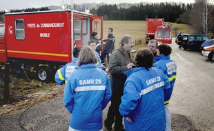 Des membres du Samu et d'une cellule psychologique s'entretiennent, le 7 janvier 2008 à Déservillers, après l'exploration de secouristes pour aller chercher six spéléologues surpris par la monté des eaux.