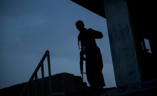 Un policier afghan surveille l'aéroport de Kandahar le 3 juin 2014