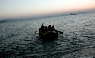 Des migrants arrivent sur l'île grecque de Kos sur un petit bateau pneumatique, le 19 août 2015