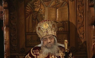 Des dizaines de milliers de fidèles ont défilé dimanche au Caire devant la dépouille de Chenouda III, chef de l'Eglise copte orthodoxe décédé après quatre décennies à la tête de la plus grande communauté chrétienne du Moyen-Orient.