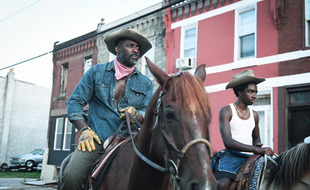 Les acteurs Idris Elba et Caleb McLaughlin dans «Concrete Cowboy»