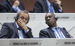 Michel Platini et Issa Hayatou, lors du Congrès de la Fifa, le 29 mai 2015.