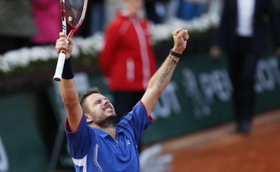 Le Suisse Stanislas Wawrinka s'est qualifié pour son premier quart de finale à Roland-Garros en battant le Français Richard Gasquet au terme d'un match épique