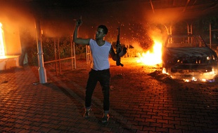 Un homme armé lors de l'attaque contre la mission diplomatique américaine à Benghazi, en Libye, le 11 septembre 2012.