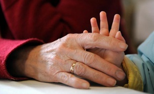 La France comptait officiellement 64.612.939 habitants au 1er janvier 2010, selon les chiffres définitifs publiés lundi par l'Insee, soit "1,4 million d'habitants gagnés en 4 ans et une croissance démographique deux fois plus élevée que la moyenne en Europe".