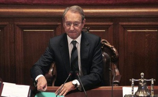 Le maire PS de Paris, Bertrand Delanoë a dénoncé lundi un "mensonge regrettable" après un article paru dans la Tribune affirmant que le maire a augmenté depuis 2001 ses indemnité de 51%.