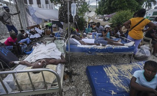 Des blessés à l’extérieur de l’hôpital de l’Immaculée conception des Cayes, en Haïti le 16 août 2021.