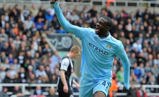 Yaya Touré a rapproché Manchester City du titre de champion d'Angleterre en réussissant le doublé lors de la victoire cruciale des Mancuniens à Newcastle (2-0), dimanche lors de l'avant-dernière journée.