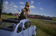 Des spectateurs regardent le peloton depuis une Citroen 2CV pendant la deuxième étape du Tour de France entre Roskilde et Nyborg, au Danemark, le samedi 2 juillet 2022.