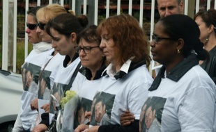 Hommage à Jean-Baptiste Salvaing et Jessica Schneider, le 16 juin 2016 devant le commissariat de Mantes-la-Jolie