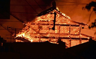 Le château de Shuri en flammes dans l'archipel japonais d'Okinawa, le 31 octobre 2019.