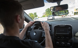 Un conducteur en formation dans une voiture d'auto-école (Illustration).