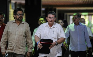 Des commandants des Farc, Ivan Marquez (g), Pablo Catatumbo (c) et Rodrigo Granda (d) à La Havane pour des pourparlers de paix avec le gouvernement, le 9 novembre 2015