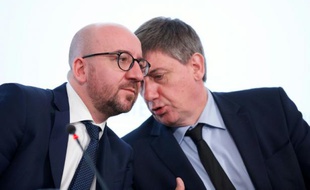 Le Premier ministre belge Charles Michel (à gauche) et le vice-premier ministre et ministre de l'Intérieur Jan Jambon lors d'une réunion après le démantèlement d'une cellule teroriste à Bruxelles le 18 juin 2016