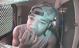 Capture d'écran d'une vidéo de patrouille de police diffusée sur Facebook montrant Kenzo Roberts, 20 ans, qui vient d'être arrêté dans le comté de Lee en Floride, et tente de se manger le bout des doigts pour effacer ses empreintes digitales et ne pas être identifié.