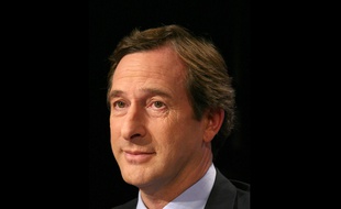 Le maire du Plessis-Robinson (Hauts-de-Seine), Philippe Pemezec, a reçu le prix Macho 2016 des Chiennes de garde et du magazine «Causette».