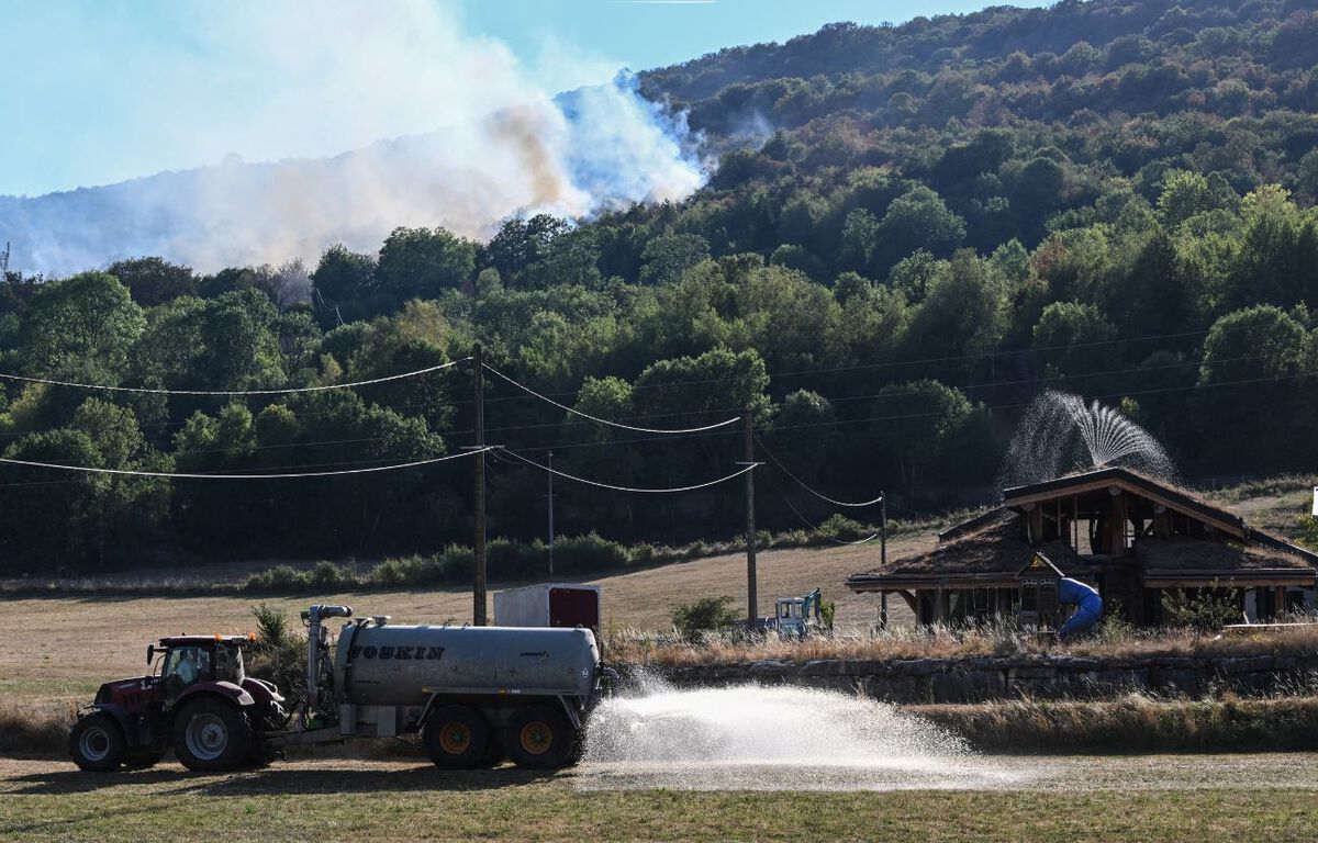 Incendies : Les feux toujours en cours dans le Jura et 93 départements en alerte sécheresse