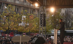 Albin Kurti, fer de lance de l'opposition et leader des récentes manifestations contre le pouvoir lors d'un rassemblement politique le 28 novembre 2015 à Pristina au Kosovo