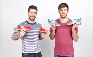 Kevin et Ronan avec leurs chaussures artisanales et solidaires.