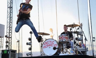 Adolescents survoltés transformés en bêtes de scène, les Arctic Monkeys ont reçu un déluge d'éloges pour leur nouvel album AM: ici photo d'archives d'Alex Turner le 23 juin 2012 à Atlantic City dans le New Jersey