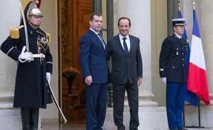 Le Premier ministre russe, Dmitri Medvedev, a exprimé mardi à Paris un soutien appuyé de son pays à l'euro, souhaitant toutefois une sortie rapide de la crise, lors d'une visite destinée à renforcer les relations entre la France et la Russie.