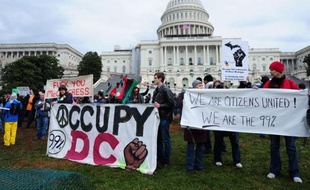 Des centaines de militants anticapitalistes ont manifesté mardi devant le Congrès à Washington pour dénoncer la "corruption" politique, au jour de la reprise des travaux parlementaires, a constaté l'AFP.