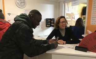 Sekou, un des bagageurs star, apprécie les moments passés à la bagagerie.