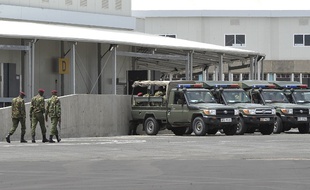 Des militaires à l'aéroport Jommo Kenyatta de Nairobi