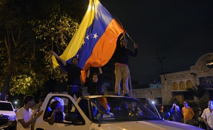 Des partisans de l'opposition vénézuelienne crient leur joie dans les rues de Caracas.