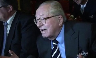 Capture d'écran d'une vidéo de Jean-Marie Le Pen s'exprimant au micro de la LCP (mardi 17 avril 2012)