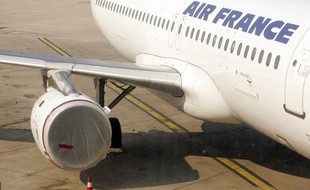 Un avion de la compagnie Air France à l'aéroport d'Orly, à Paris, en avril 2010.