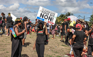 Rassemblement en soutien aux personnels soignants contre l'obligation vaccinale au rond point Perrin, dans la commune des Abymes, en Guadeloupe, le 27 novembre.