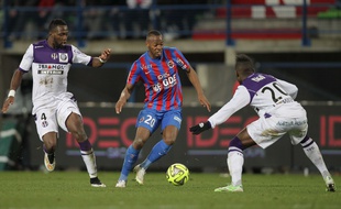 Les Violets Tongo Doumbia et Steeve Yago n'ont pas été convaincant face à l'équipe de Caen. AFP PHOTO / CHARLY TRIBALLEAU