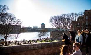 Grand soleil dans le ciel toulousain. Illustration.