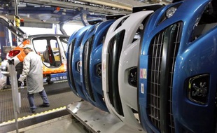PSA Peugeot Citroën se prépare à vivre un tournant historique avec l'entrée à son capital de l'Etat français et du chinois Dongfeng, qui a été validée par le conseil de surveillance du numéro un automobile hexagonal réuni mardi.