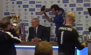 Claudio Ranieri aspergé au champagne en cofnérence de presse, le 7 mai 2016, à Leicester.