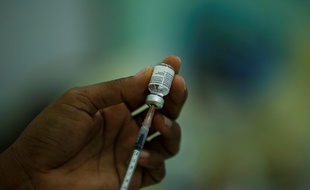 (Illustration) Un soignant s'apprête à vacciner un malade avec une dose du vaccin Pfizer.