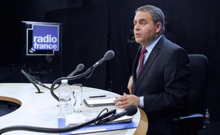 Xavier Bertrand a demandé dimanche à François Hollande, candidat socialiste à la présidentielle, "de s'expliquer" sur la fédération PS du Pas-de-Calais sur laquelle planent des soupçons de financement occulte, en faisant valoir qu'il avait été "dix ans à la tête du parti".