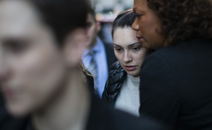 Jessica Mann, qui accuse Harvey Weinstein de viol, à sa sortie du tribunal de Manhattan, le 3 février 2020.
